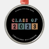 パーソナライズされたレトロ2023年卒業かわいい メタルオーナメント (正面)