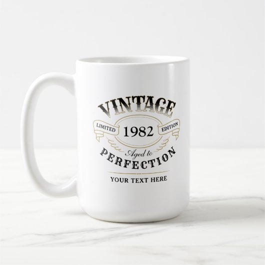 パーソナライズされたヴィンテージ熟成誕生日 コーヒーマグカップ (左)