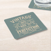 パーソナライズされたヴィンテージ誕生日パーティーウイスキーレーベル スクエアペーパーコースター (アングル)