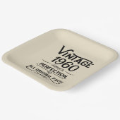 パーソナライズされたヴィンテージ誕生日ブラック ペーパープレート (傾斜あり)