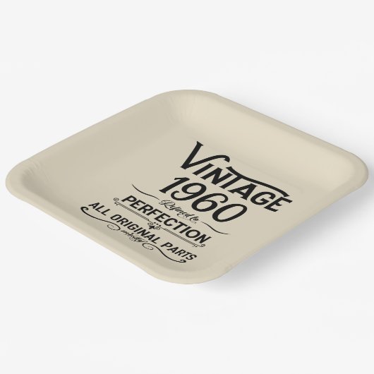 パーソナライズされたヴィンテージ誕生日ブラック ペーパープレート (傾斜あり)