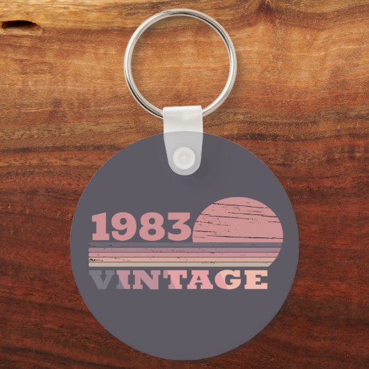 パーソナライズされたヴィンテージ誕生日プレゼント キーホルダー (正面)