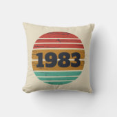 パーソナライズされたヴィンテージ誕生日プレゼント クッション (正面)