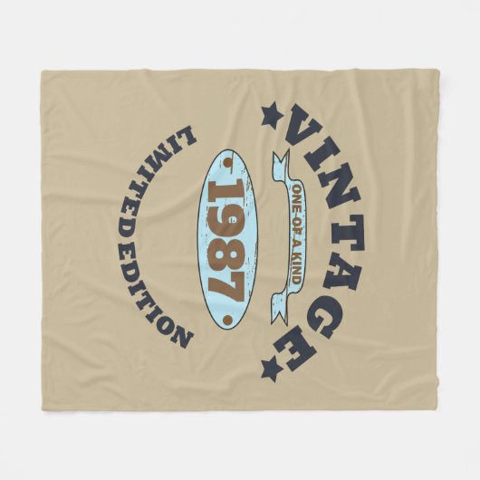 パーソナライズされたヴィンテージ誕生日プレゼント フリースブランケット (正面(横))