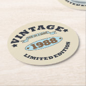 パーソナライズされたヴィンテージ誕生日プレゼント ラウンドペーパーコースター (アングル)