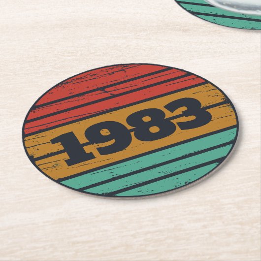 パーソナライズされたヴィンテージ誕生日プレゼント ラウンドペーパーコースター (アングル)