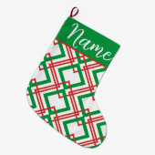 パーソナライズされたヴィンテージ赤ストライプのと緑の大C ラージクリスマスストッキング (正面 (吊り時))