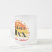 パーソナライズされたヴィンテージ限定版誕生日 フロストグラスマグカップ (正面左)