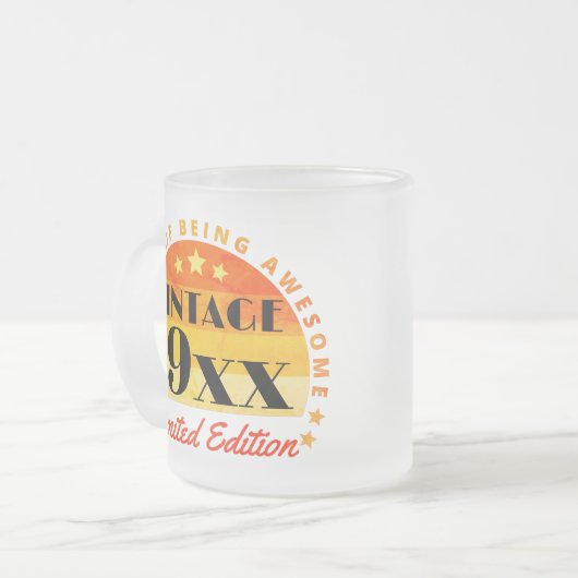 パーソナライズされたヴィンテージ限定版誕生日 フロストグラスマグカップ (正面左)