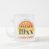 パーソナライズされたヴィンテージ限定版誕生日 フロストグラスマグカップ (左)