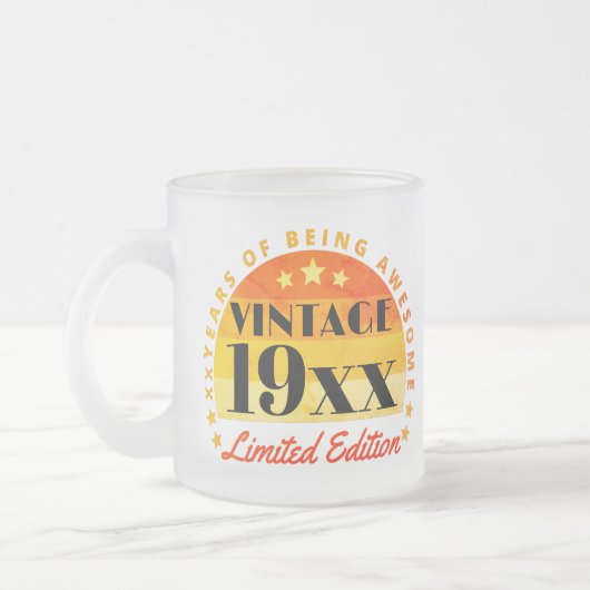 パーソナライズされたヴィンテージ限定版誕生日 フロストグラスマグカップ (左)