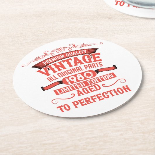 パーソナライズされたヴィンテージ45歳の誕生日ギフト赤 ラウンドペーパーコースター (アングル)