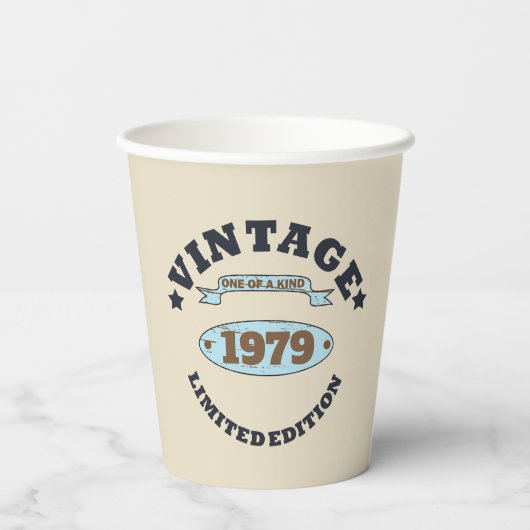 パーソナライズされたヴィンテージ45歳の誕生日プレゼント 紙コップ (裏面)