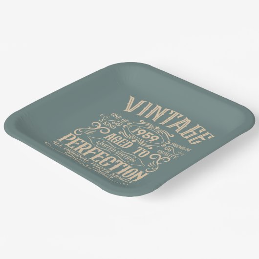 パーソナライズされたヴィンテージ65歳の誕生日ウイスキーのテーマ ペーパープレート (傾斜あり)