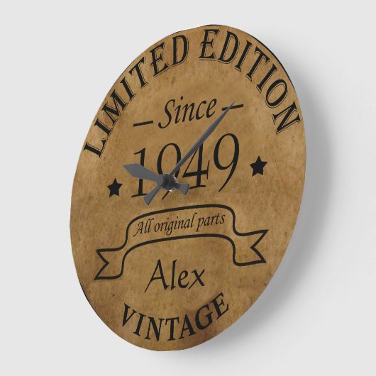 パーソナライズされたヴィンテージ75th誕生日パーティー ラージ壁時計 (傾斜)