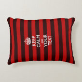 パーソナライズされた保CALMと赤い文字ストライプ列 アクセントクッション (正面)