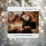 パーソナライズされた写真初めてのクリスマス婚約した メタルオーナメント<br><div class="desc">写真でマイルストーンホリデーを記念パーソナライズされた私たちの初めてのクリスマス金属婚約したオーナメント。このカップルの写真オーナメントは、あなたの婚約とあなたの初めてのクリスマスを一緒にキャプチャす祝る完璧な方法である。ミニマモダンリストの白黒の美意識を持つ、このオーナメントはエレガントに写真を映し出すお気に入りのデザインでシンプルも、時代を超えた。シンプルタイプライターのタイポグラフィは魅力的、ヴィンテージインスパイアのを追加し、プルーシモダンックtouchのための完全にブレンドとスタイル。美しく耐久性に優れたデザインのカップル用クリスマスオーナメントは、時間のテストに耐えるようにデザインされている。その四角いボーホオーナメントの形は、あなたの木芸術的の上に目立つあなたの初めてのクリスマスの愛と喜びを象徴するトレンディーを作成婚約したする。あなたは祝の婚約や特別なカップルへの贈り物などパーソナライズされた、カップルの婚約ギフトは彼らの名と年と一緒にすることができる。ヴィンテージの素朴なミニマルデザインは、シックで控えめなスタイルを愛するカップルのための理想的な贈り物である。このカスタム初めてのクリスマス婚約したオーナメントは、気持ちと洗練のtouchを追加しながら、この特別な機会をマークするための完璧な方法である。</div>