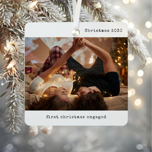 パーソナライズされた写真初めてのクリスマス婚約した メタルオーナメント