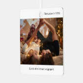 パーソナライズされた写真初めてのクリスマス婚約した メタルオーナメント (正面左)