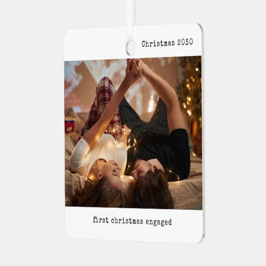 パーソナライズされた写真初めてのクリスマス婚約した メタルオーナメント (正面左)