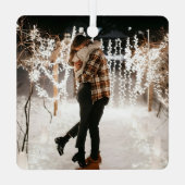パーソナライズされた写真初めてのクリスマス婚約した メタルオーナメント (裏面)