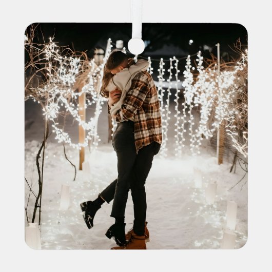 パーソナライズされた写真初めてのクリスマス婚約した メタルオーナメント (裏面)