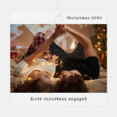パーソナライズされた写真初めてのクリスマス婚約した メタルオーナメント (正面)