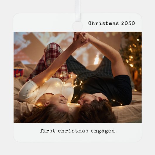 パーソナライズされた写真初めてのクリスマス婚約した メタルオーナメント (正面)