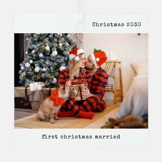 パーソナライズされた写真初めてのクリスマス結婚した メタルオーナメント (正面)