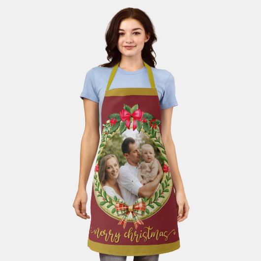 パーソナライズされた写真枠とクリスマスリースA エプロン (着用した状態)