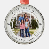 パーソナライズされた初めてのクリスマスの新しいホームフォト メタルオーナメント (正面)