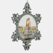 パーソナライズされた初めてのクリスマスはミセスと同じ。 スノーフレークピューターオーナメント (左)