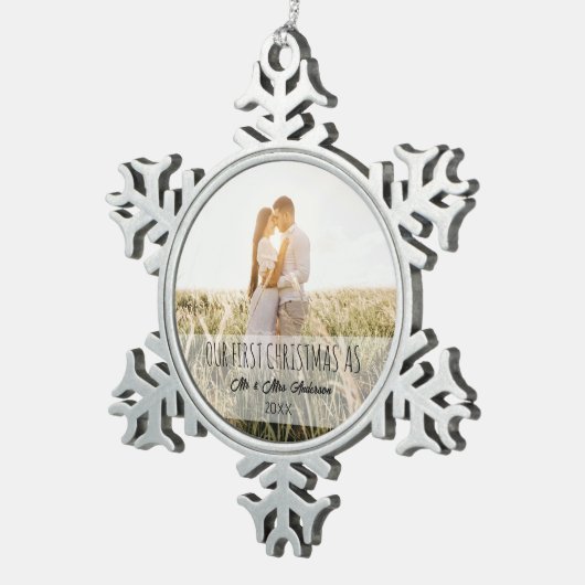 パーソナライズされた初めてのクリスマスはミセスと同じ。 スノーフレークピューターオーナメント (右)