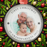 パーソナライズされた初めてのクリスマスを祖父母の写真として メタルオーナメント<br><div class="desc">このオーナメントを写真お気に入りのでパーソナライズ与えし、新しい祖父母に写真を追加し、自分の木につるの記念オーナメントとしてすること</div>