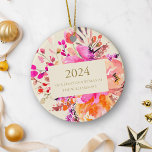 パーソナライズされた初めてのクリスマスピ結婚したンクフローラ セラミックオーナメント<br><div class="desc">この明るい祝ピンクの水の色のフローラオーナメントとカップルとしての結婚した素晴らし初めてのクリスマス。お名前パーソナライズされたと年と共に結婚、この陶器製の記念エレガント品は特別な日の喜びを捉え、休日の装飾に愛のtouchを加える。フローラ鮮やかデザインとタイポグラフィモダンは、一緒にあなたの最初のホリデーシーズンの美しい思い出を作る。新婚夫婦に最適な贈り物。</div>
