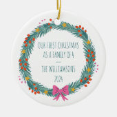 パーソナライズされた初めてのクリスマスファミリ名リース セラミックオーナメント (正面)