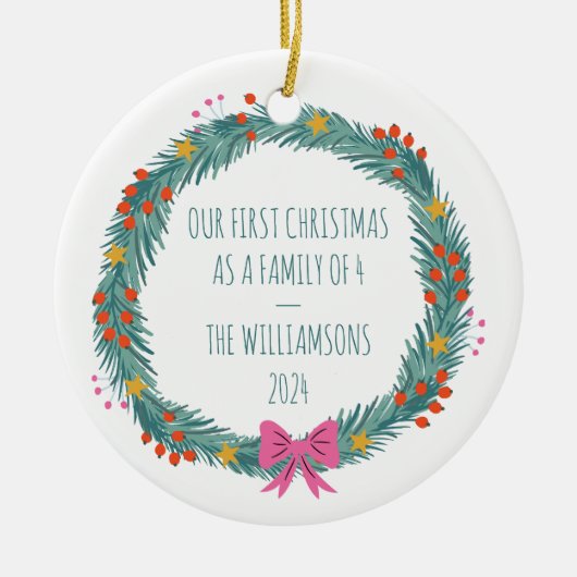 パーソナライズされた初めてのクリスマスファミリ名リース セラミックオーナメント (正面)