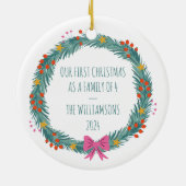 パーソナライズされた初めてのクリスマスファミリ名リース セラミックオーナメント (裏面)