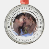 パーソナライズされた初めてのクリスマスミセス&ミセス写真 メタルオーナメント (正面)