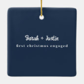 パーソナライズされた初めてのクリスマス婚約したカップルブルー セラミックオーナメント (裏面)
