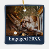パーソナライズされた初めてのクリスマス婚約したカップルブルー セラミックオーナメント (正面)