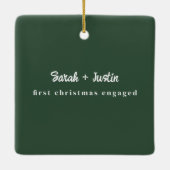 パーソナライズされた初めてのクリスマス婚約したカップル緑 セラミックオーナメント (裏面)