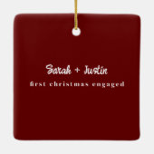パーソナライズされた初めてのクリスマス婚約したカップル赤 セラミックオーナメント (裏面)