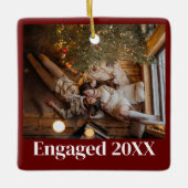パーソナライズされた初めてのクリスマス婚約したカップル赤 セラミックオーナメント (正面)