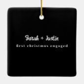パーソナライズされた初めてのクリスマス婚約したカップル黒 セラミックオーナメント (裏面)