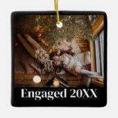 パーソナライズされた初めてのクリスマス婚約したカップル黒 セラミックオーナメント (正面)