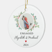 パーソナライズされた初めてのクリスマス婚約したフェスティバル写真 セラミックオーナメント (左)
