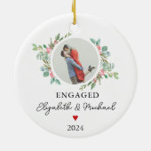 パーソナライズされた初めてのクリスマス婚約したフェスティバル写真 セラミックオーナメント (裏面)