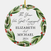 パーソナライズされた初めてのクリスマス婚約したフェスティバル セラミックオーナメント (裏面)