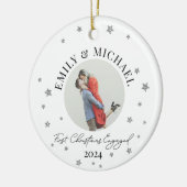 パーソナライズされた初めてのクリスマス婚約したミニマル写真 セラミックオーナメント (左)